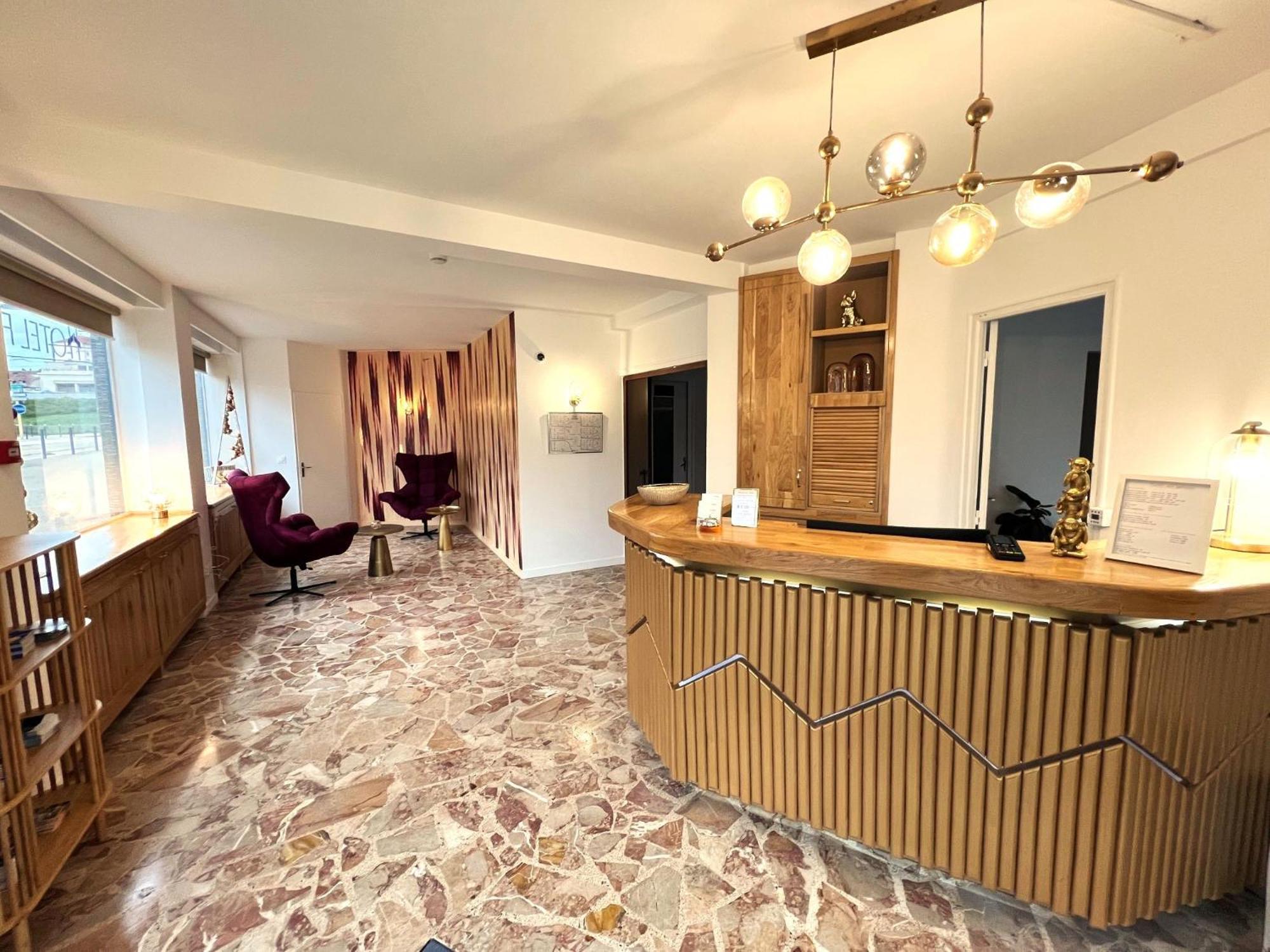 Hotel Contact Foch 3*